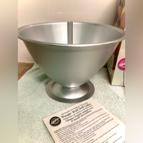 Classic Wonder Doll Cake Mold - Picture 15 of 16